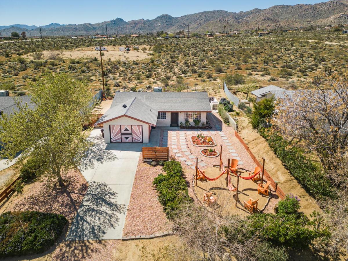 Villa Hot Tub, Games, King Bed, Fire Pit, Bbq Grill, Minutes From National Park And Views Joshua Tree Exterior foto